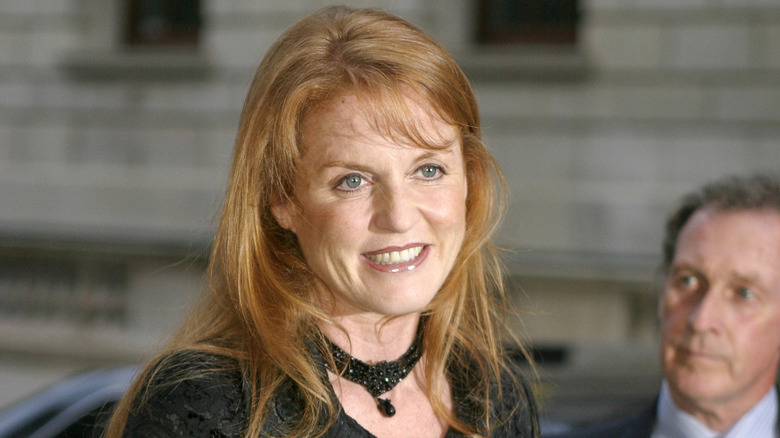 Sarah Ferguson mirando seriamente