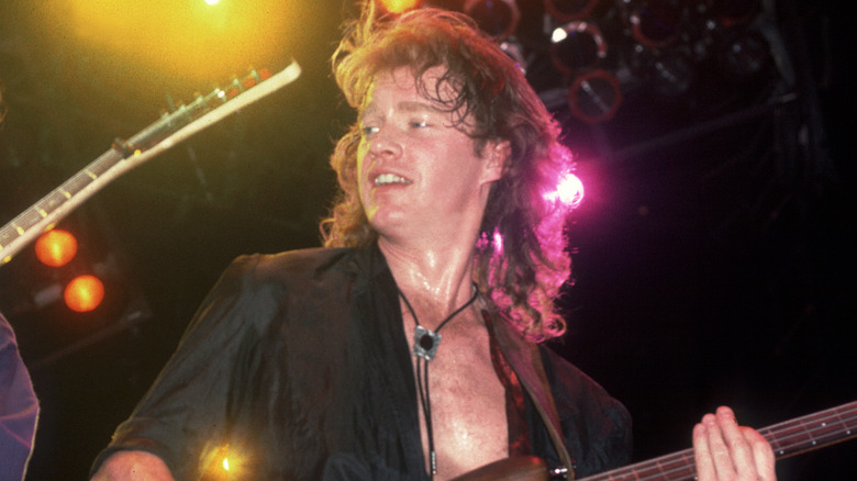 Scott Smith tocando bajo