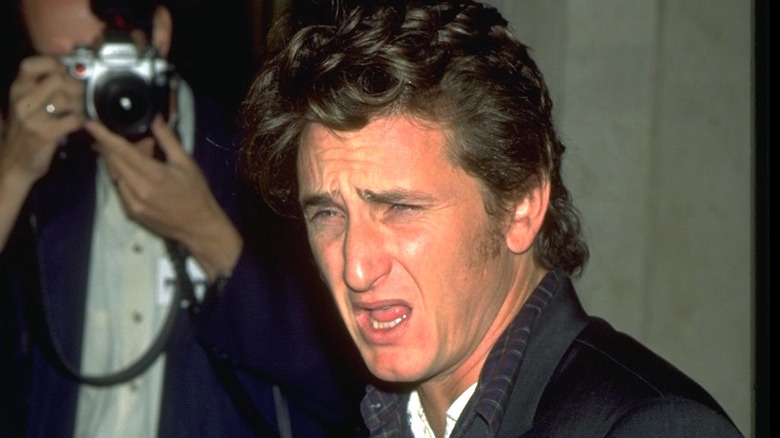 Sean Penn gritando frente a un fotógrafo