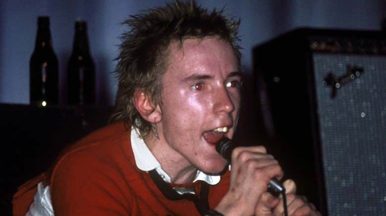 Johnny Rotten gritando en un micrófono
