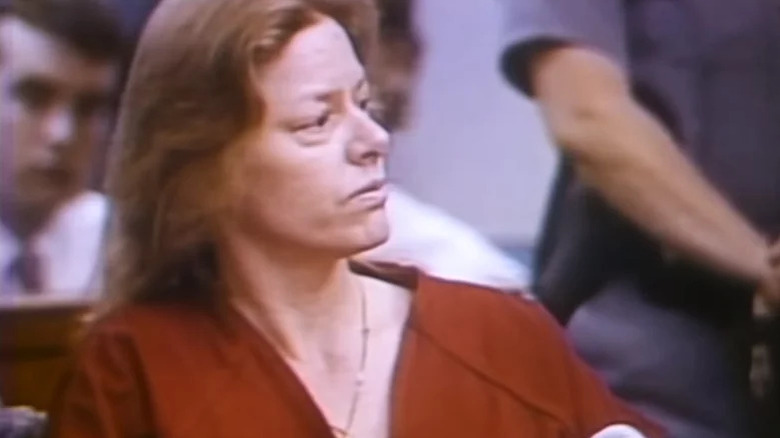 Wuornos con camiseta roja y cadena