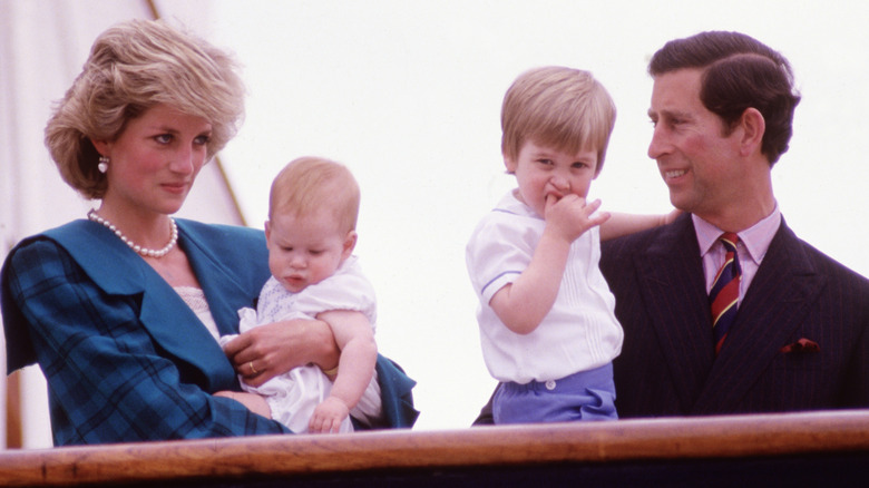 Princesa Diana y el príncipe Carlos con sus jóvenes príncipes