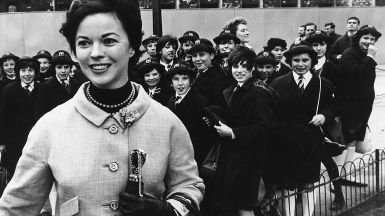Shirley Temple con niños en la escuela