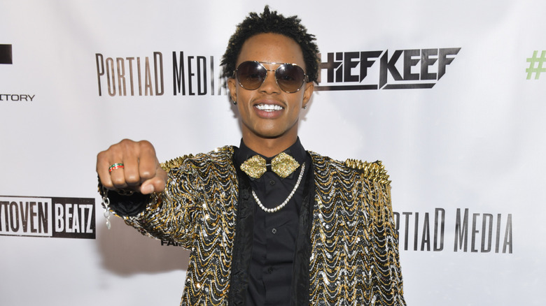 Silento levantando el puño