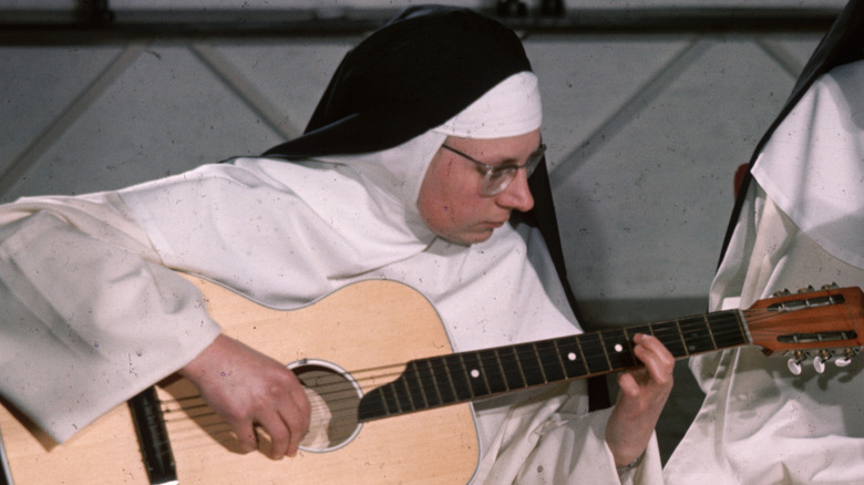 La monja cantando guitarrea