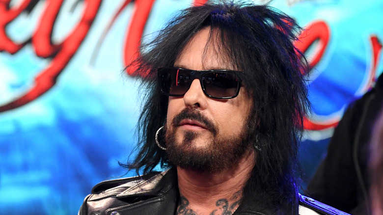 Nikki Sixx observando