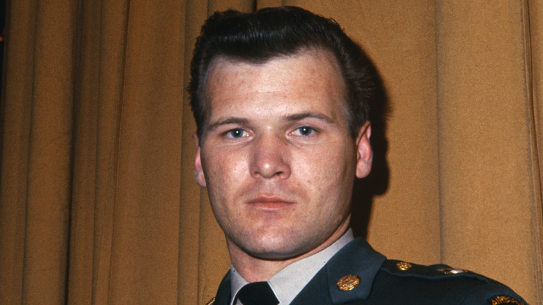 Sargento Barry Sadler en uniforme mirando a la cámara