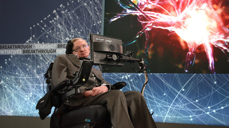 Stephen Hawking hablando en una conferencia de ciencias