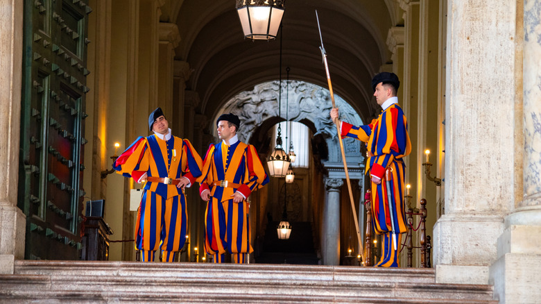 Guardia Suiza de pie frente a la puerta