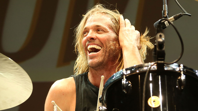 Taylor Hawkins sonriendo tras la batería