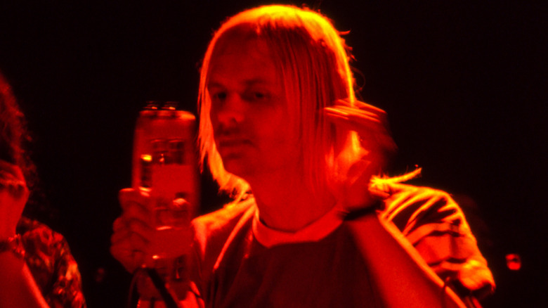 Ted Templeman tocando pandereta en un club en 1979