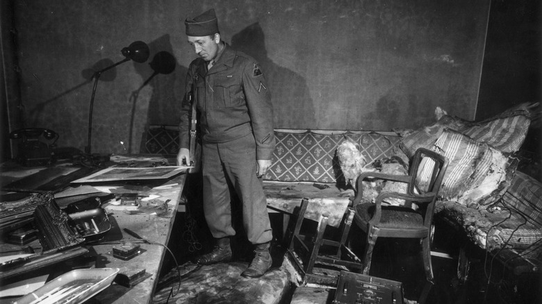 Soldado de primera clase Richard Blust inspecciona el búnker de Hitler dañado por el fuego