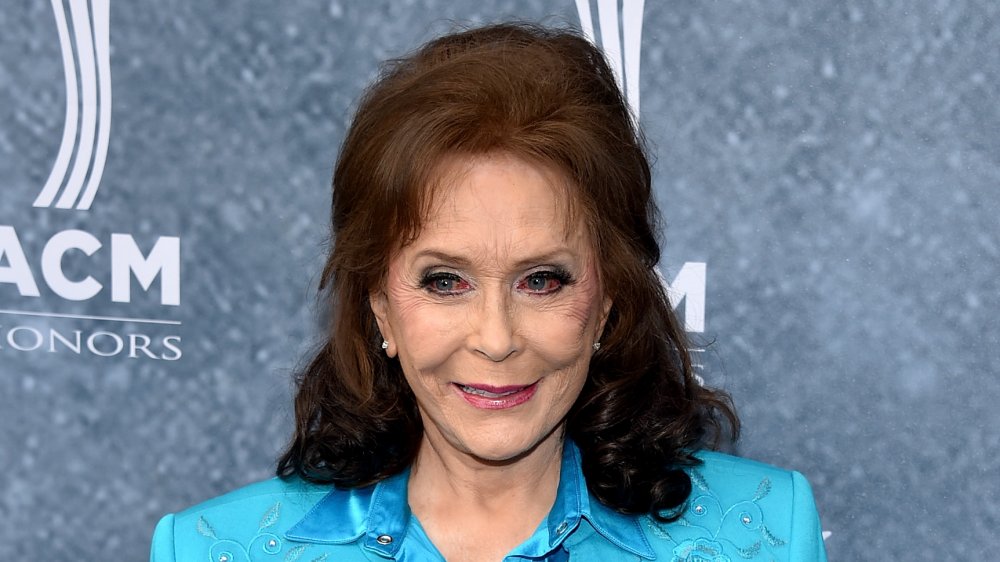 Loretta Lynn en una actuación