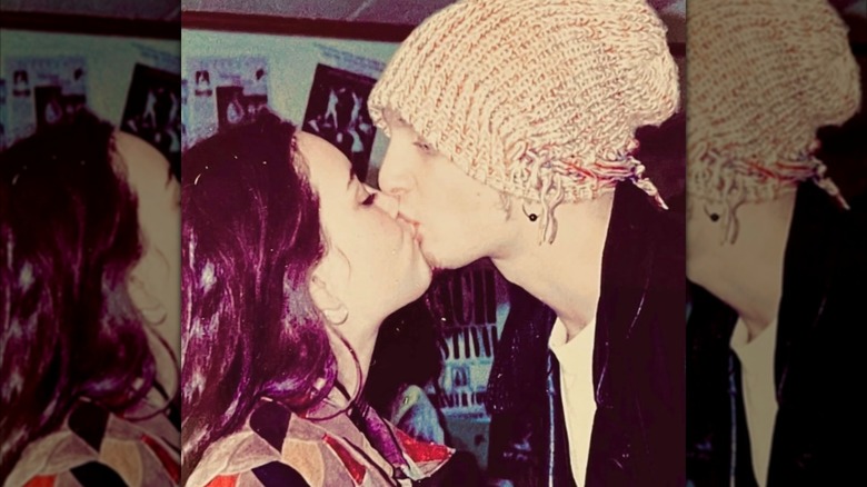 Layne Staley besando a su novia Demri Parrott