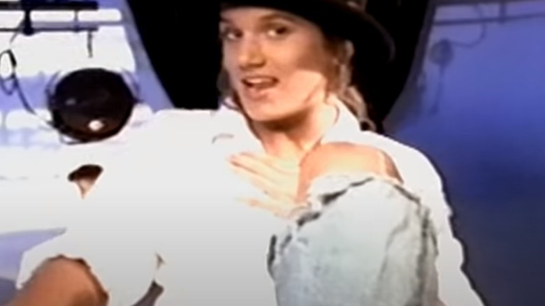 Tiffini Hale en un video musical