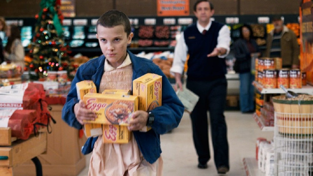 Eleven en supermercado tomando Eggo