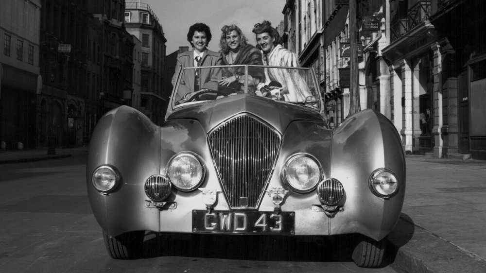 Las Hermanas Andrews y un coche