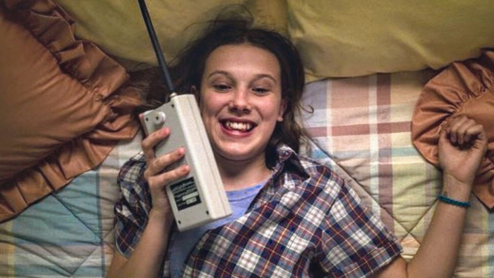 Eleven hablando por radio comunicador