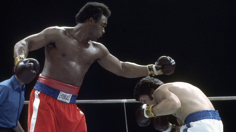 George Foreman en pelea en Toronto en 1975