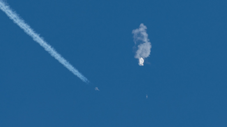 F-22 acercándose al globo destruido