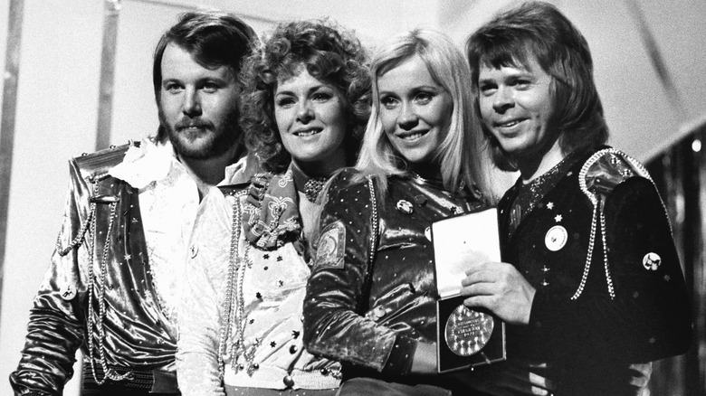 ABBA en el escenario en los años 70 en blanco y negro