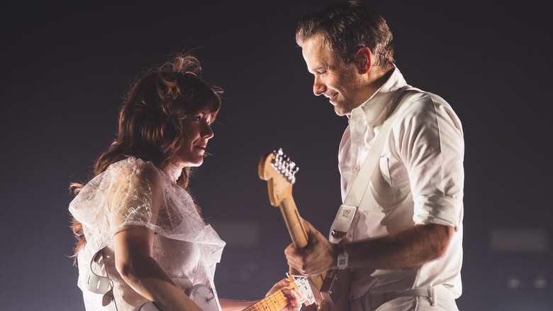 Jenny Lewis y Ben Gibbard tocando en un concierto