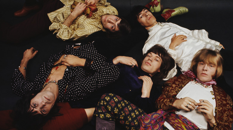 Foto del grupo en el suelo en 1969