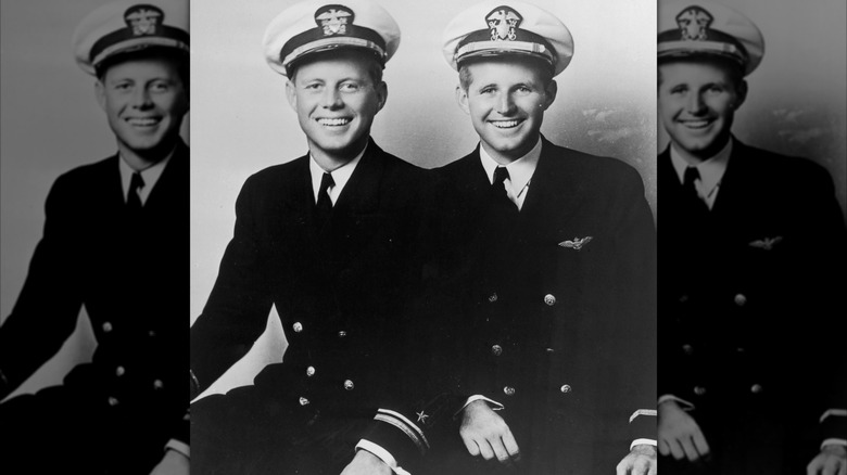 John F. Kennedy sentado junto a Joe Kennedy Jr. en sus uniformes militares
