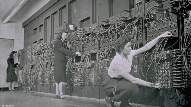 Operadores programando la computadora ENIAC