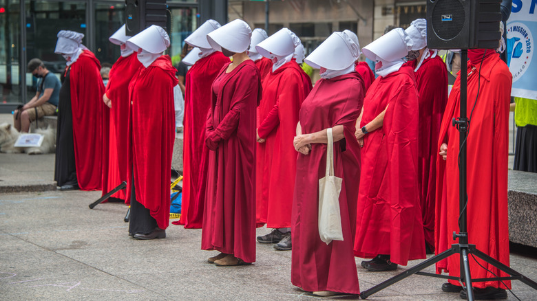 Mujeres vestidas como sirvientas