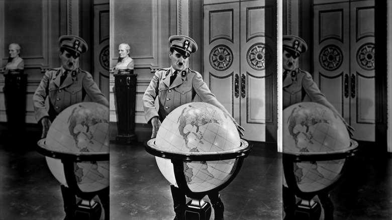 Charlie Chaplin con globo en escena de 