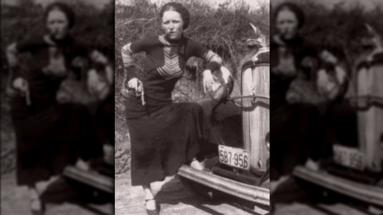 Bonnie y Clyde con cigarro y pistola