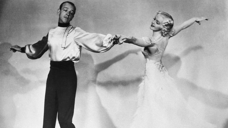 Fred Astaire y Ginger Rogers bailando
