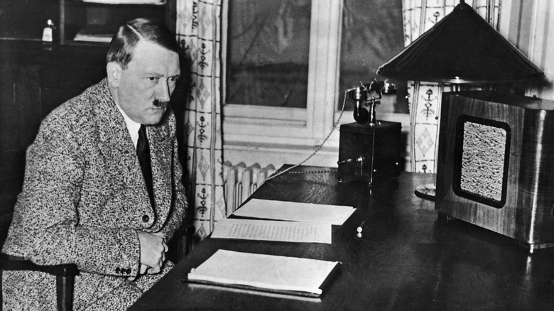 Hitler escuchando la radio en su escritorio