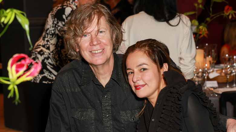 Thurston Moore y Eva Prinz posando en una gala