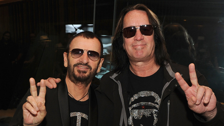 Ringo Starr y Todd Rundgren haciendo la señal de paz