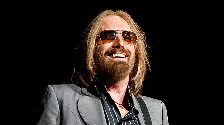 Tom Petty sonriendo en escenario