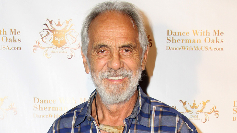 Tommy Chong sonriendo con camisa de cuadros