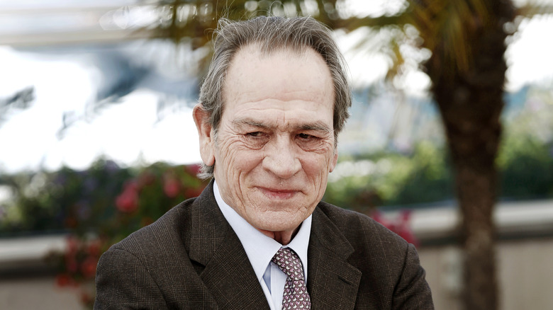 Tommy Lee Jones en un escenario con fondo de palmera
