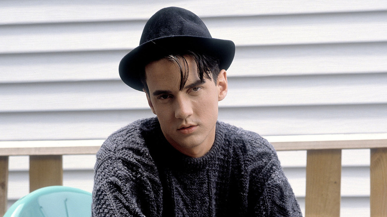 Tommy Page con gorra