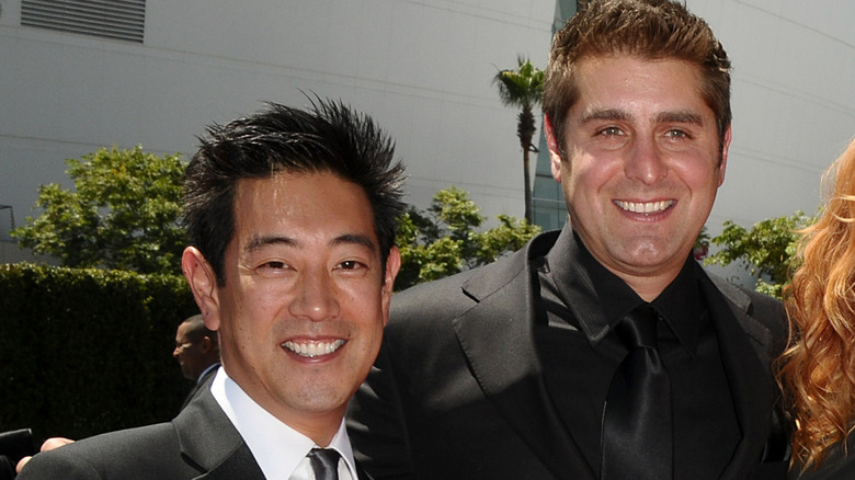 Grant Imahara y Tory Belleci sonriendo en alfombra roja