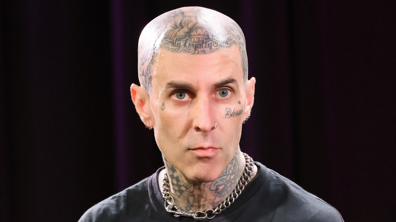 Travis Barker mirando seriamente