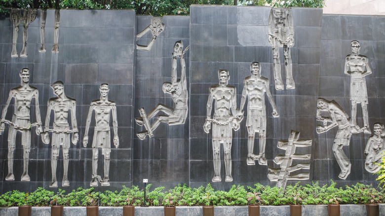 Mural de tortura en Hanoi Hilton