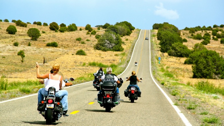 Grupos de motociclistas saludándose