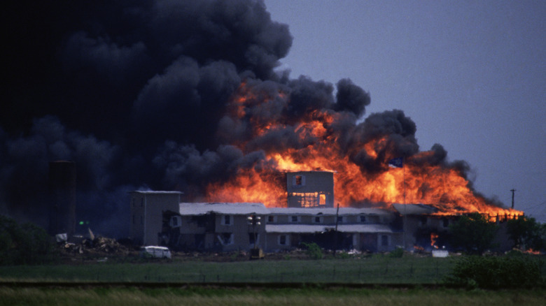 Compuesto de los Branch Davidian en llamas