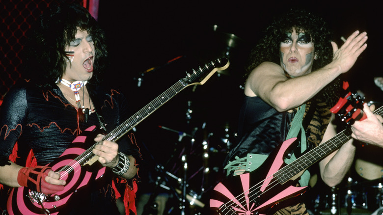 Eddie Ojeda y Mark Mendoza de Twisted Sister en concierto