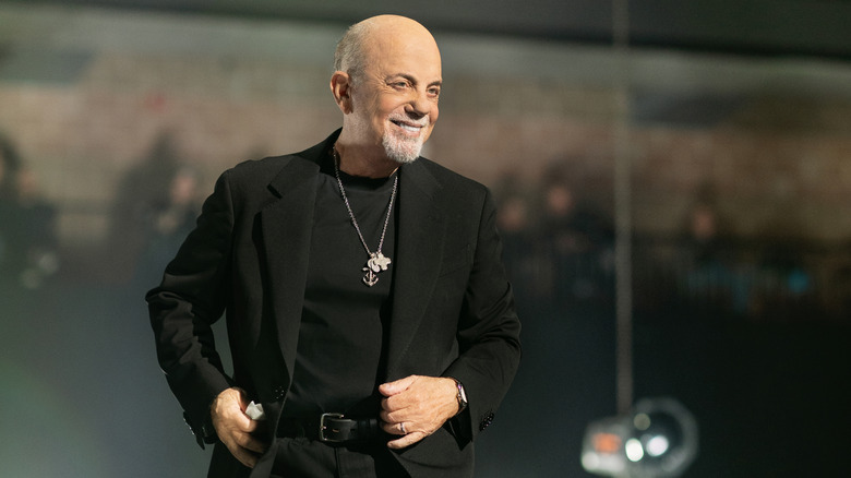 Billy Joel durante un concierto en el que cayó en febrero 2025