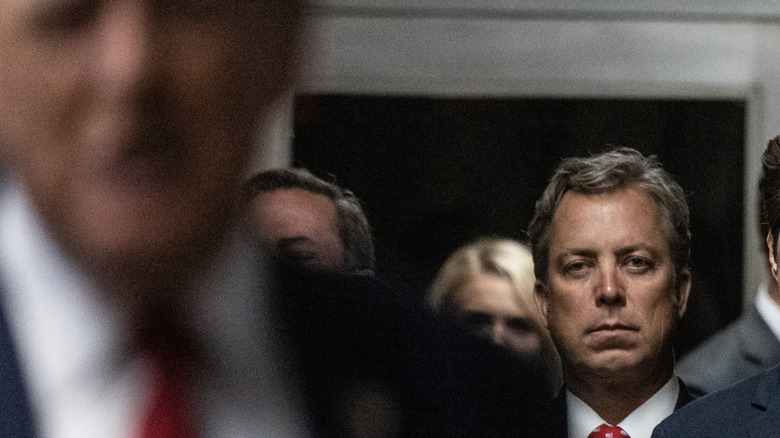 Diputado Andy Ogles con Donald Trump en primer plano