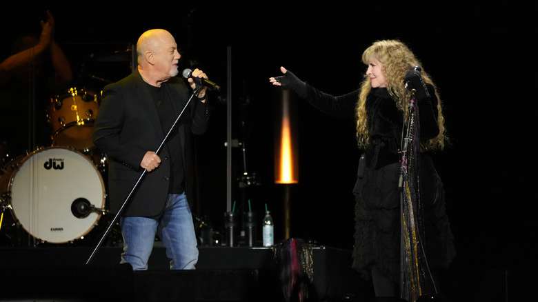 Billy Joel actuando con Stevie Nicks en Los Ángeles