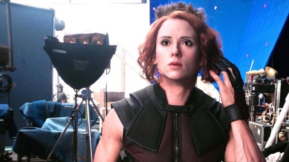 Jeremy Renner con máscara de Scarlett Johansson